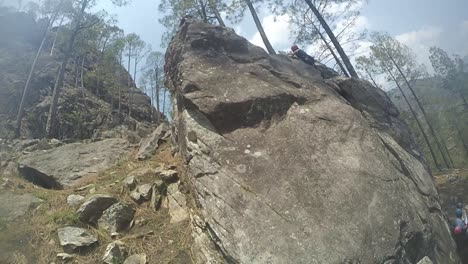 Artesanía-En-Roca-Por-Un-Aprendiz-Del-Instituto-De-Montañismo-Situado-En-El-Himalaya,-Uttarakhand-India