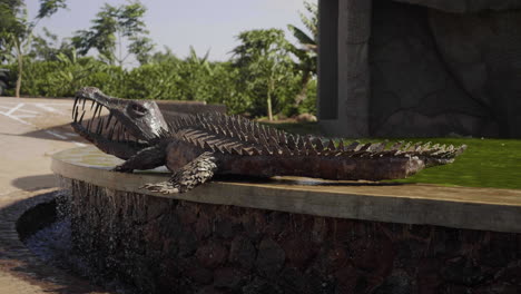 Estatua-De-Arte-De-Un-Cocodrilo-En-La-Estación-De-Parada-Del-Tour-De-Safari,-Tanzania