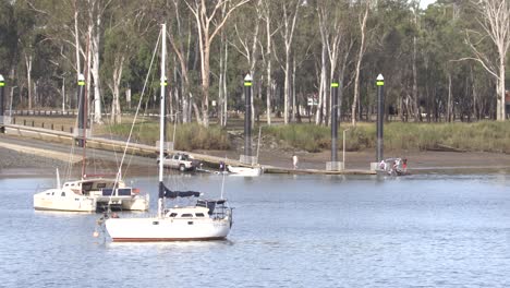 Boats-floating-in-the-Fitzroy-River,-Rockhampton