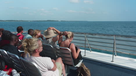 Turistas-Sentados-En-La-Plataforma-De-Observación-Delantera-De-Un-Ferry-De-Alta-Velocidad-En-La-Ruta-A-Dar-Es-Salaam-Desde-Zanzíbar