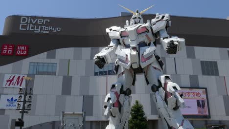 03-De-Mayo-De-2018,-Tokio,-Japón---Una-Estatua-De-Gundam-De-Unicornio-De-Tamaño-Natural-En-Exhibición-Fuera-De-La-Plaza-De-Odaiba-Diver-City-Tokyo
