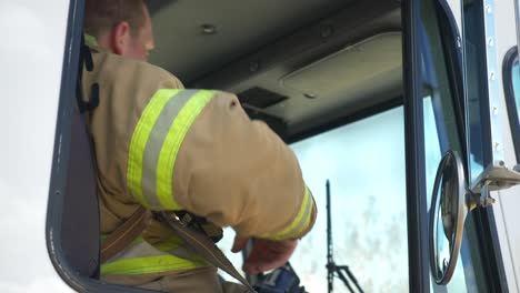 Feuerwehrmann-Steigt-Nach-Einem-Brandbekämpfungs--Und-Rettungseinsatz-In-Ein-Feuerwehrauto