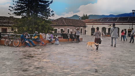 Die-Hauptkathedrale-Skare-In-San-Cristobal-De-Las-Casas,-Chiapas,-Mexiko,-Erschoss-Passanten