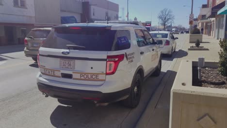 Un-Oficial-De-Policía-Del-Estado-De-Illinois-Se-Sienta-En-Su-Ford-Cruiser-Escribiendo-Un-Teletipo-O-Una-Citación-Durante-Una-Parada-De-Tráfico-A-Lo-Largo-De-La-Autopista-En-Salem,-IL