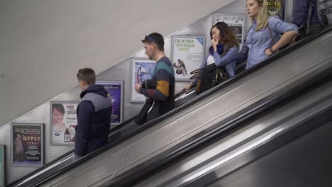 Gente-Y-Trenes-En-El-Metro-De-Londres