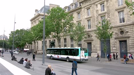 Menschen,-Die-In-Einer-Straße-In-Paris,-Frankreich,-Spazieren-Gehen-Und-Sitzen