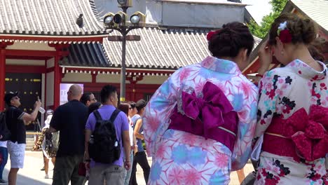 Nahaufnahmefrauen,-Die-Traditionelle-Japanische-Kimonos-Tragen-Und-Sich-Gegenseitig-Fotografieren