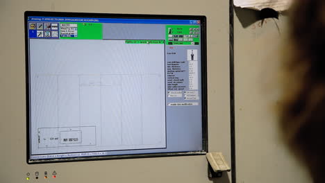 Ein-Computerbildschirm-In-Einer-Fabrik,-Auf-Dem-Ein-Programm-Zur-Ausarbeitung-Des-CNC-Schneidens-Hochwertiger-Granitarbeitsplatten-Ausgeführt-Wird