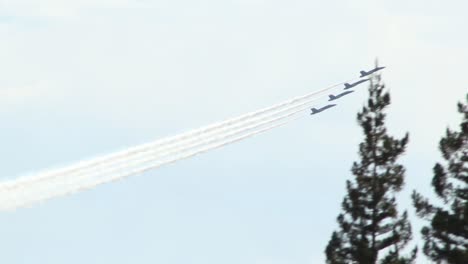 Blue-Angels-Fa---18a-Jets-De-Combate-Vuela-En-Formación-Ascendente-Con-Rastro