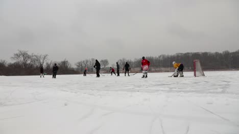 Un-Hiperlapso-De-Gran-Angular-Desde-La-Esquina-Del-Campo-De-Hockey-De-Estanque-De-Adultos-Y-Niños-Durante-Condiciones-De-Nieve