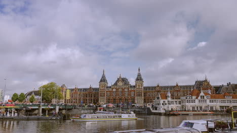 Amsterdamer-Hauptbahnhof-Im-Herbst-2019