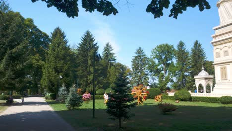 Schwenkaufnahme-Des-Klosters-Curtea-De-Arges,-Rumänien,-Und-Der-Gärten-An-Einem-Sonnigen-Und-Warmen-Sommertag