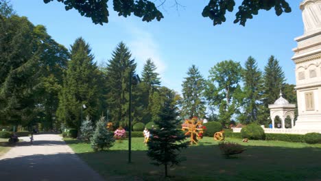 Panning-shot-of-the-Curtea-de-Arges-monastery,-Romania,-and-gardens-on-a-sunny-and-warm-summer-day