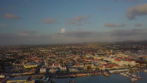 Luftaufnahme-über-Die-Häuser-In-Der-Stadt-Oranjestad-Auf-Aruba-Mit-Blauem-Himmel-4k