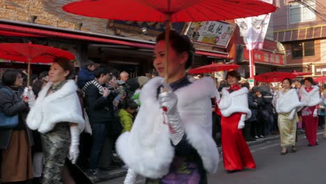 24-De-Febrero-De-2018,-Tokio,-Japón---Mujeres-Chinas-Vistiendo-Cheongsam-Actúan-Durante-El-Desfile-Del-Año-Nuevo-Chino-2018-En-El-Barrio-Chino-De-Yokohama