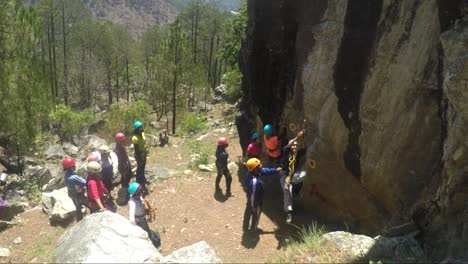 Escalada-En-Roca-Por-Montañero-Profesional-De-Un-Reputado-Instituto-De-Montañismo-En-El-Alto-Himalaya,-Uttarakhand-India