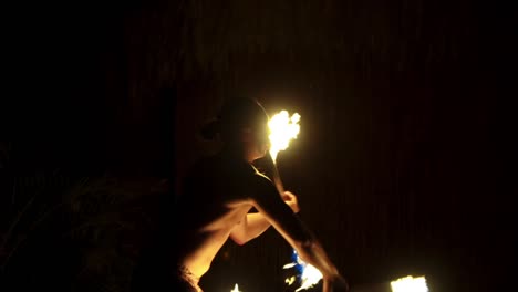 Traditioneller-Hawaiianischer-Luau-Feuertanzkünstler
