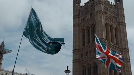 Vor-Den-Parlamentsgebäuden-Wehen-Die-Flaggen-Der-Europäischen-Union-Und-Des-Vereinigten-Königreichs-Im-Wind