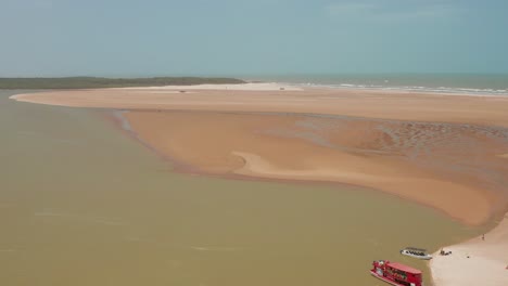 Luftaufnahme:-Kitesurfen-Im-Flussdelta-Von-Parnaiba,-Nordbrasilien