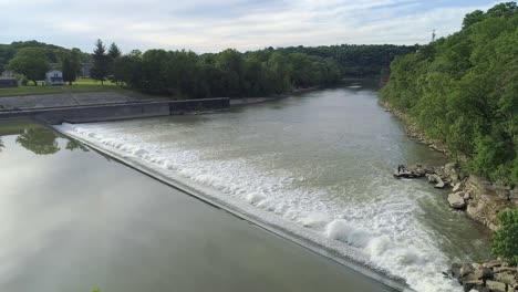 Wunderschöne-Luftaufnahmen-Des-Kentucky-River-Und-Eines-Dammüberlaufs-In-Frankfurt,-Kentucky