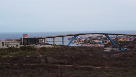 Blick-Auf-Den-Eingang-Der-Juliana-Brücke-Der-Bucht-Von-Sint-Anna-Aus-Der-Sicht-Der-Festung-Nassau-Auf-Curaçao
