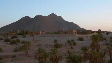 Kleines-Dorf-In-Der-Wüste-Marokkos,-Bei-Sonnenuntergang