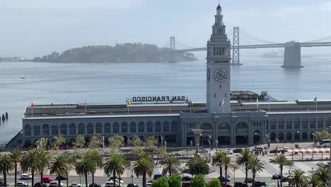 Blick-Auf-Das-Fährgebäude-Von-San-Francisco-Mit-Fußgängerverkehr-Und-Bodentransport,-Der-Sich-Unten-Bewegt