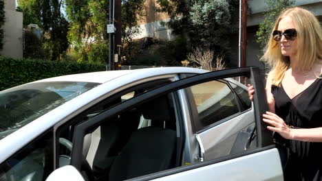 Woman-getting-into-her-car-and-starting-the-engine