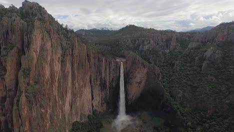 Aerial-wide-shot-of-the-Basaseachi-waterfall-in-the-Candamena-Canyon,-Chihuahua