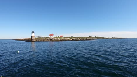 Langsam-Vorbei-Am-Leuchtturm-Von-Ram-Island-Vor-Der-Küste-Von-Boothbay-Harbor-Maine-Schweben