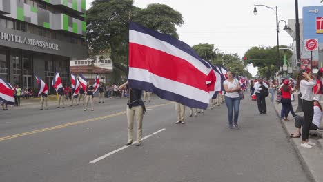 Niños-De-Secundaria-Marchan-Con-Banderas-Durante-El-Desfile-Del-Día-De-La-Independencia-De-Costa-Rica