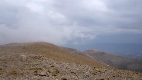 Nubes-Que-Soplan-Sobre-Un-Paso-De-Alta-Montaña-En-Las-Colinas-De-Kurdistán-Irán-A-La-Izquierda-E-Irak-A-La-Derecha