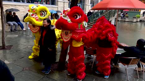 Dragones-Chinos-Posan-Con-Invitados-En-El-Centro-Comercial-Rivercenter-Para-El-Festival-De-La-Linterna-Concucius-4k30fps