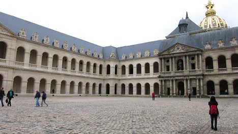 Panoramablick-Vom-Inneren-Des-Innenhofs-Des-Armeemuseums-In-Paris,-Frankreich