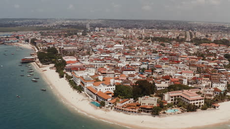 Vista-De-La-Ciudad-De-Piedra-De-Zanzíbar-Y-Su-Costa-De-Playa