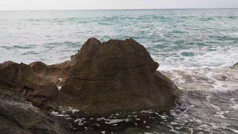 Waves-crashing-over-Oahu's-volcanic-rocks