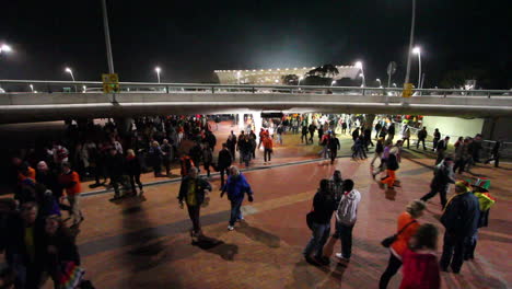 Multitudes-De-Fútbol-Saliendo-Del-Estadio-Durante-La-Copa-Del-Mundo-2010