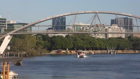 Blick-Auf-Eine-Fähre,-Die-An-Einem-Sonnigen-Morgen-Unter-Der-Goodwill-Brücke-In-Brisbane-City-Fährt