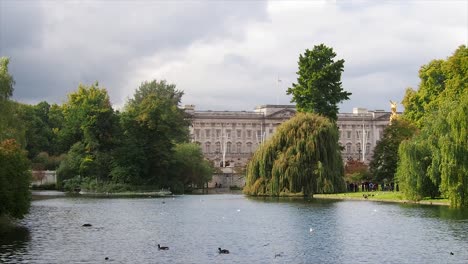 Buckingham-Palace-Von-St.-Aus-Gesehen