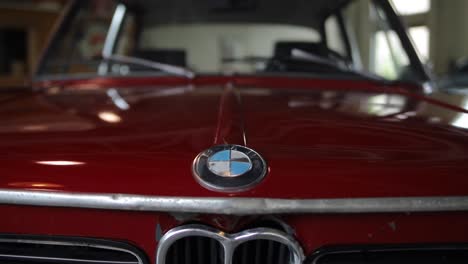 Dolly-Aufnahme-Eines-Roten-Antiken-BMW-Logos