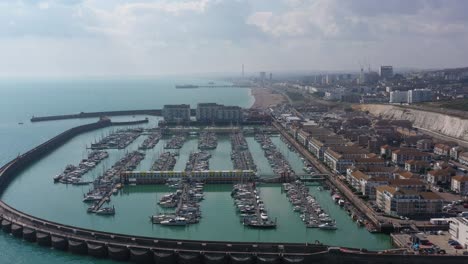 Ein-Schwenk-Aus-Der-Luft-Zeigt-Den-Blick-Vom-Yachthafen-Von-Brighton-Auf-Die-Stadt,-Den-Strand-Von-Brighton,-Den-Pier-Und-Die-I360-Attraktion