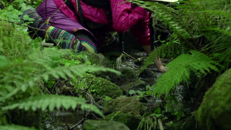 Frau-Trinkt-Wasser-Auf-Ihren-Eigenen-Händen-In-Einem-Mystischen-Versteckten-Teich-In-Atami,-Japan