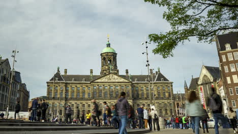 Touristen-Besuchen-Den-Dammplatz-Im-Stadtzentrum-Von-Amsterdam