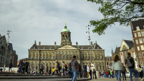 Turistas-Que-Visitan-La-Plaza-Dam-En-El-Centro-De-La-Ciudad-De-Amsterdam