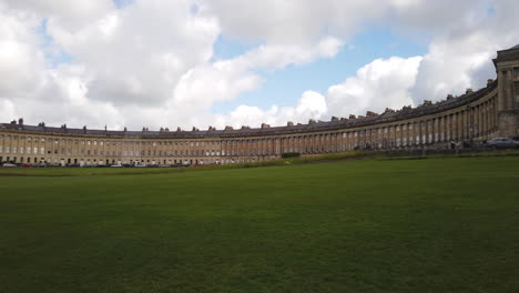 Left-to-Right-Pan-Shot-of-the-Royal-Crescent-in-Bath,-Somerset-on-a-Cloudy-Summer’s-Day