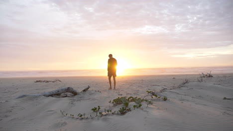 Silhouette-Eines-Mannes,-Der-Bei-Sonnenaufgang-Am-Strand-Im-Osten-Londons-In-Südafrika-Steht