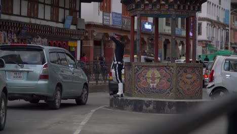 La-única-Plaza-De-Tráfico-De-Thimphu-En-Bután,-Tuvo-Una-Gran-Exhibición-De-Control-De-Tráfico-Por-Parte-De-La-Policía-De-Tránsito-Estacionada-En-El-Círculo