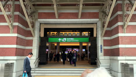 Lokaler-Japanischer-Und-Touristischer-Spaziergang-Am-Marunouchi-Südeingang/-ausgang-Des-Bahnhofs-Tokio