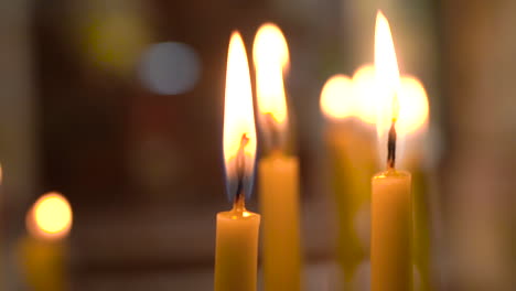 Isolierte-Brennende-Kerzen,-Aufgenommen-Mit-Sehr-Verschwommenem-Hintergrund-In-Der-Griechisch-orthodoxen-Kirche-Von-Madaba-St.-George,-100-Bilder-Pro-Sekunde