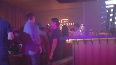 Zwei-Männer-In-Einem-Nachtclub-Sitzen-Um-Die-DJ-Kabine-Herum